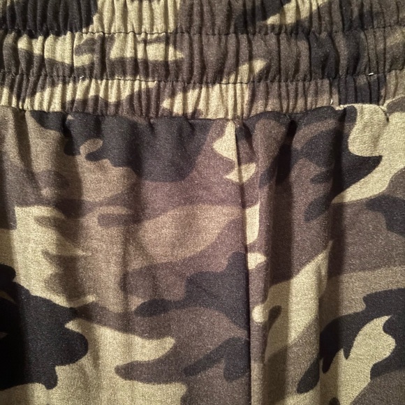 Plus size Camo print joggers - Picture 10 of 11